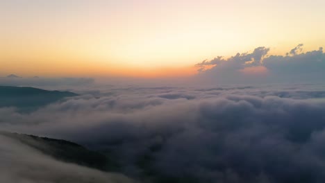 Volando-Sobre-Las-Nubes-Con-El-Sol-Tardío.-Fondo-De-Cielo-Colorido-Amanecer-O-Atardecer.