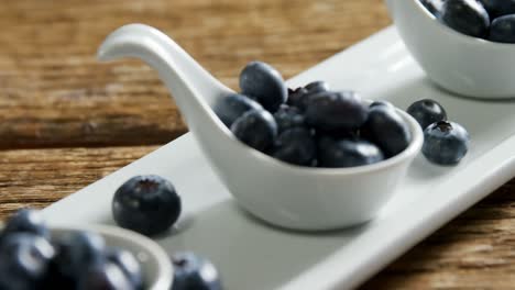 Spoons-of-blueberries-arranged-on-tray-table-4k