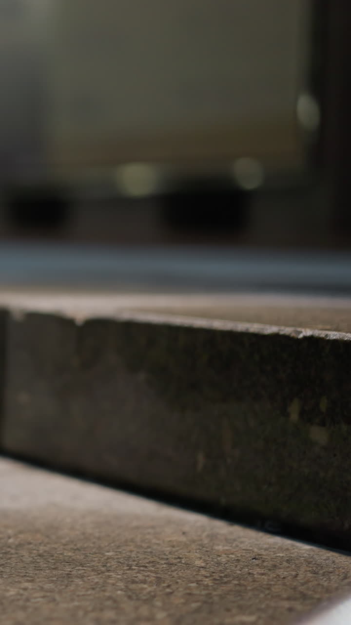 vista de cerca de una escalera con un fondo borroso, capturada por la noche