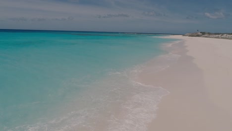 Fußabdruck-Am-Weißen-Sandstrand-Eines-Paares-Im-Strandzelt-Tropical-Island,-Los-Roques