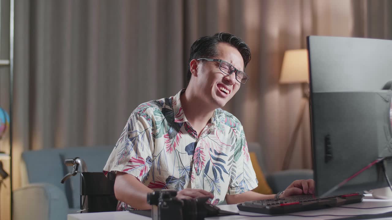 컴퓨터 에서 일 하는 동안 허리 통증 이 있는 사람