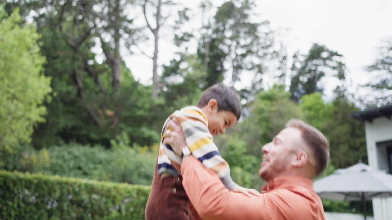 padre, jardín y niño de ascensor en el aire para el juego