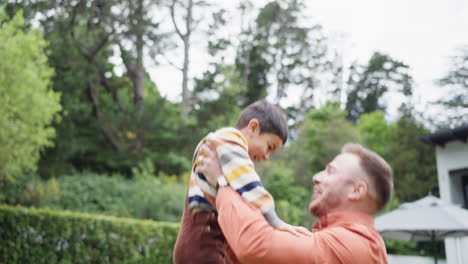 Padre,-Jardín-Y-Niño-Levantado-En-El-Aire-Para-Jugar