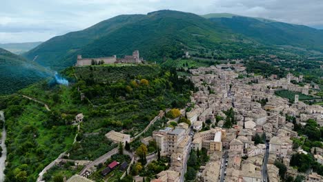 Ciudad-De-Asís,-En-La-Cima-De-Una-Colina-En-La-Provincia-De-Perugia,-Región-De-Umbría,-Italia