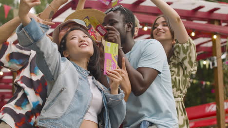 amigos en un festival de música al aire libre