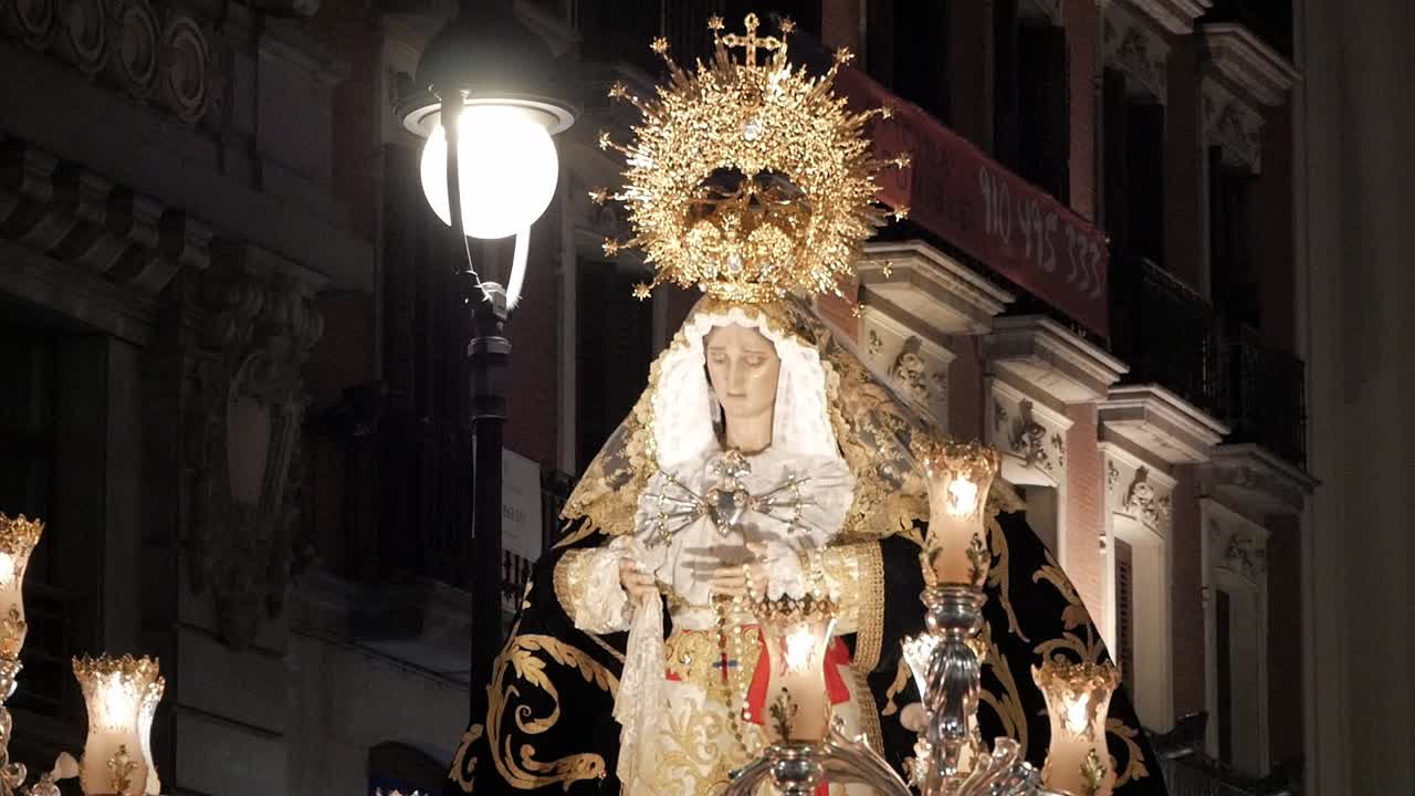 Primo piano frontale della figura della Vergine Maria a