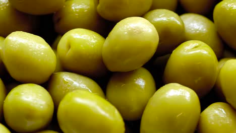 Grüne-Oliven-Früchte.-Lebensmittelhintergrund