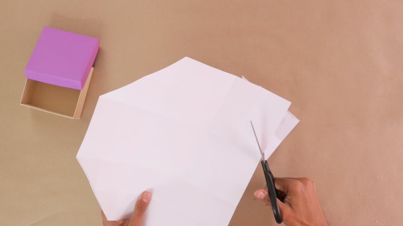 cortar papel con tijeras en forma de octógono para caja de regalo de cartón