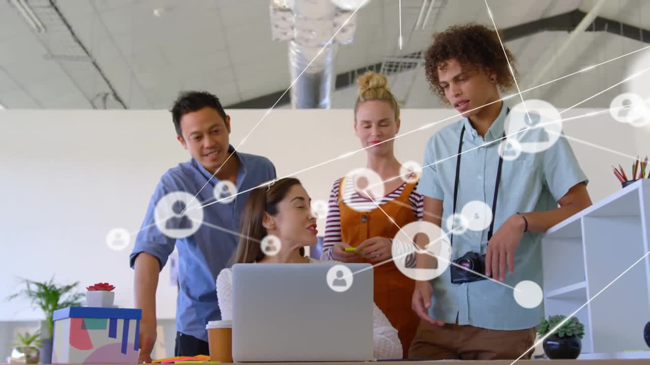 사무실에서 일을 논의하는 다양한 동료들에 대한 아이콘과의 연결 네트워크의 애니메이션