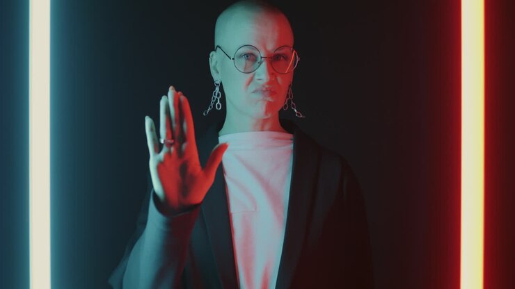 Donna con luci al neon in studio