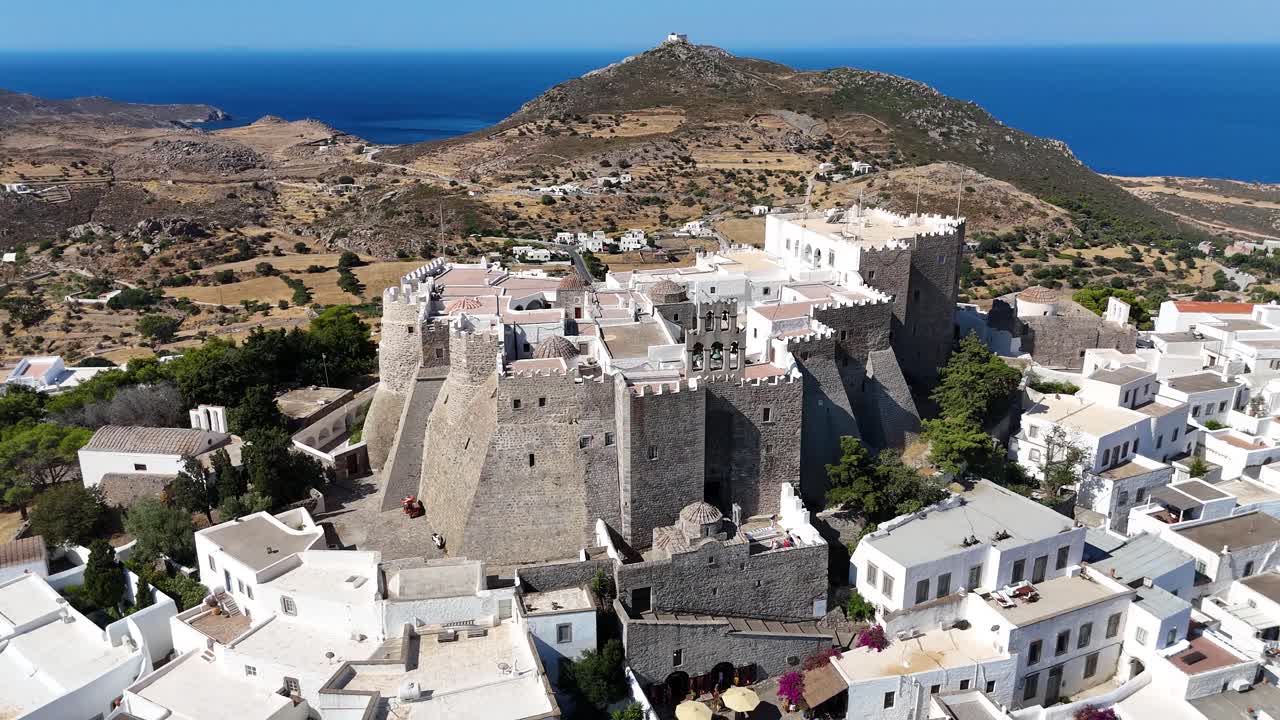 Ripresa aerea che scende in picchiata sul Monastero di San Giovanni Teologo, Patmos, Grecia