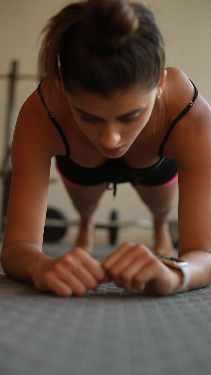 mujer haciendo un ejercicio de tabla en casa