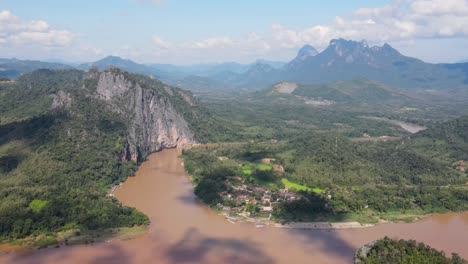 Vista-Aérea-De-Imponentes-Acantilados-A-Lo-Largo-Del-Río-Mekong-Y-Paisaje-De-Bosque-Tropical-En-Luang-Prabang