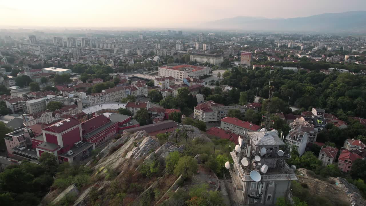 antena de la ciudad de plovdiv, bulgaria, drone se detiene sobre la plaza de la fuente