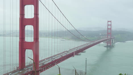 Golden-Gate-Bridge-In-San-Francisco-An-Einem-Regnerischen-Und-Nebligen-Tag