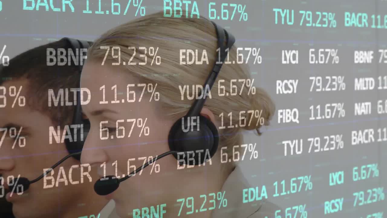 전화 헤드 ⁇ 을 사용하는 비즈니스 사람들에 대한 금융 데이터 처리 애니메이션