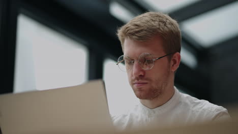 Un-Hombre-De-Negocios-Adulto-Está-Trabajando-Con-Una-Computadora-Portátil-Revisando-Correos-Electrónicos-Y-Enviando-Mensajes-En-El-Chat-De-Trabajo