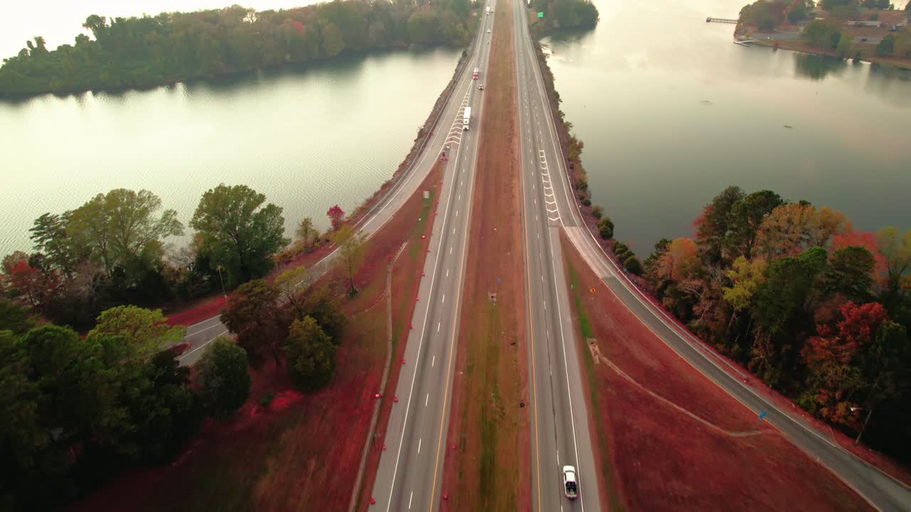 Arus lalu lintas melintasi Jembatan Sungai Tennessee, AS