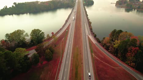 El-Tráfico-Fluye-Sobre-El-Puente-Del-Río-Tennessee,-EE.UU.