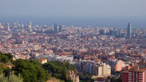 Toma-Panorámica-Panorámica-Sobre-El-Horizonte-Contaminado-De-Barcelona,-Famosa-Ciudad-Mediterránea-En-España