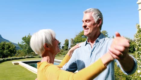 Sohn-Und-Tochter-Küssen-Vater-Im-Wohnzimmer