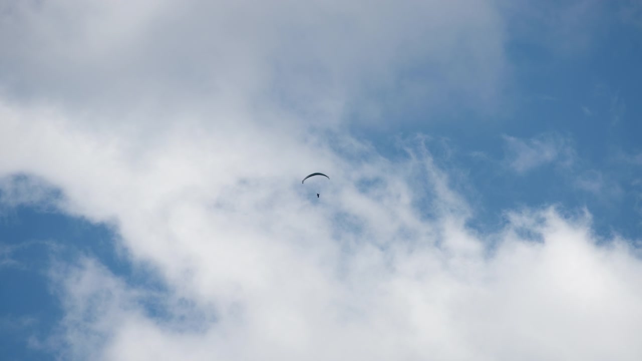 Parapendio contro un paesaggio nuvoloso