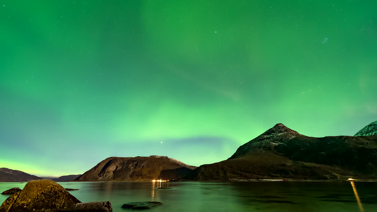 Green Lights, Night Sky Displays, Celestial Atmosphere, Winter Scenery