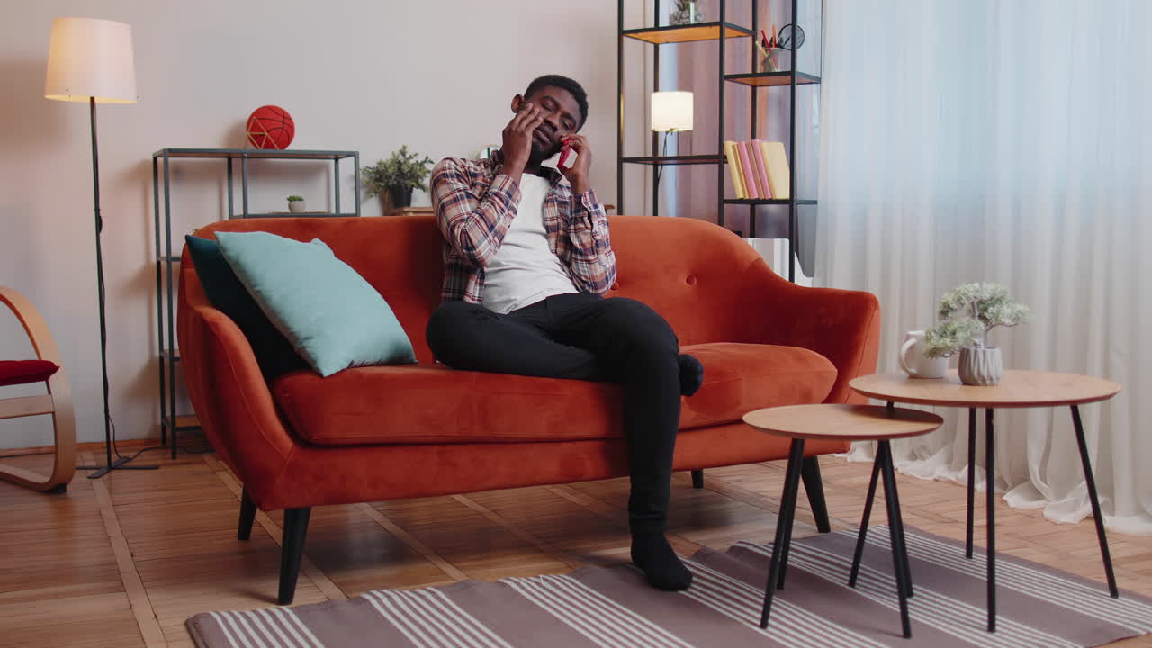 온라인 대화를 하는 친구 와 함께 휴대 전화 로 이야기 하는 피곤 한 졸린 남자 의 초상화