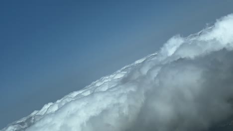 piloto pov en un giro abrupto a la derecha sobre una capa de nubes cumulus en un día soleado