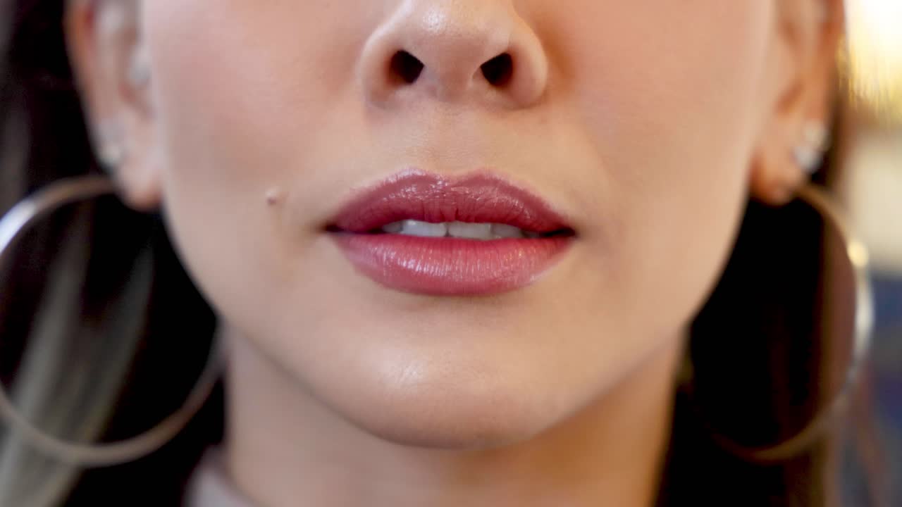 la mujer pasa de ser neutral a sonreír y soplar besos