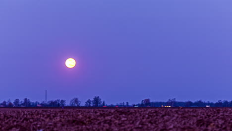 Vollmond,-Der-Sich-Hinter-Dem-Landwirtschaftsfeld-Niederlässt,-Fusionszeitraffer