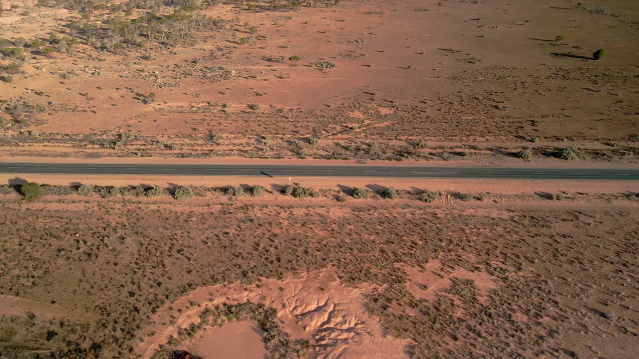 90 마일 직선 도로 위의 항공 사진, 오스트레일리아  ⁇ 빛, 사막 아웃백, 드론  ⁇