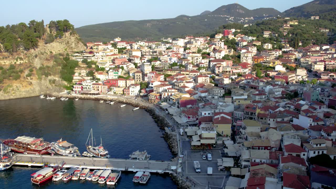 그리스 의 그림 같은 해안 도시 의 공중 사진