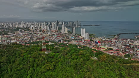 Antena-De-La-Ciudad-De-Panamá-V24-Sobrevuelo-Ancon-Hill,-Vista-Panorámica-Panorámica-Que-Captura-El-Paisaje-Urbano-En-El-Distrito-Histórico-Y-Metropolitano-Del-Centro-Y-El-Barrio-De-Amador---Rodada-Con-El-Cine-Mavic-3---Marzo-De-2022