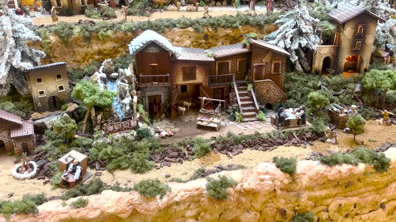 크리스마스의 매력적인 장식으로 장식된 사랑스러운 작은 마을은 축제와 따뜻한 분위기를 만니다.