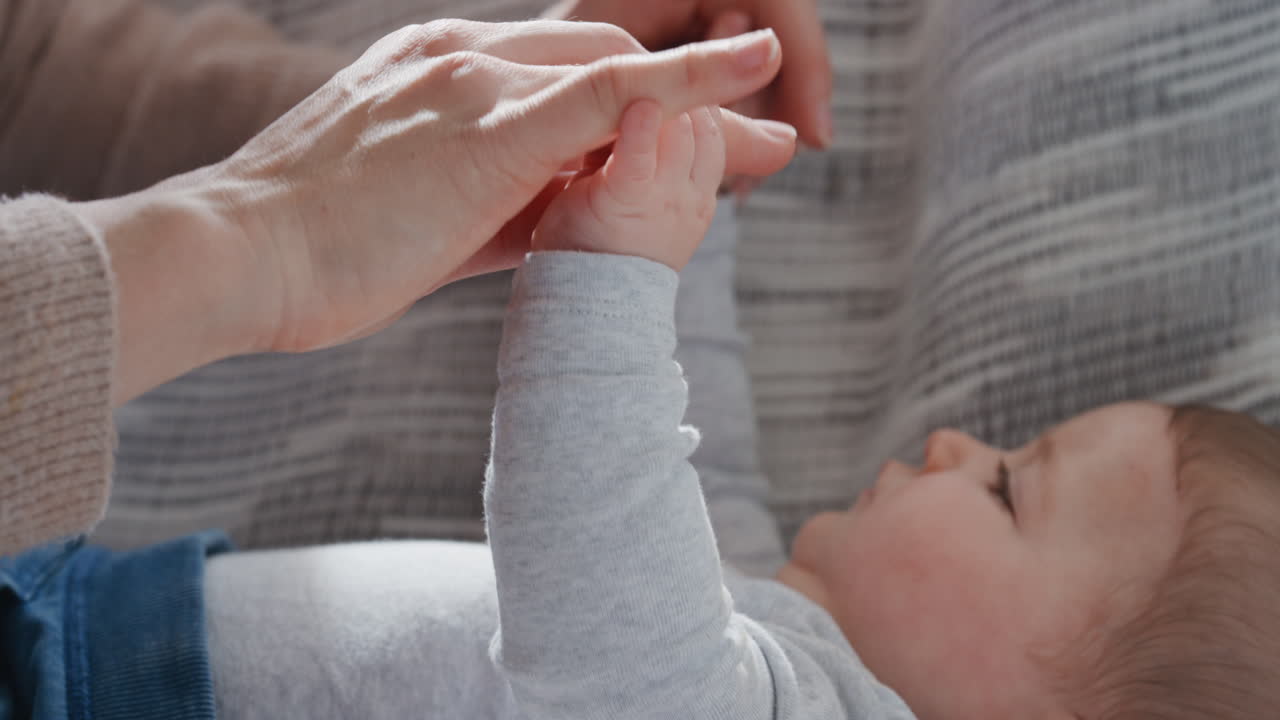 엄마는 집에서 아기와 함께 놀고 미소 짓고 모성애를 즐기며 귀여운 아기를 돌보는 놀이 4k