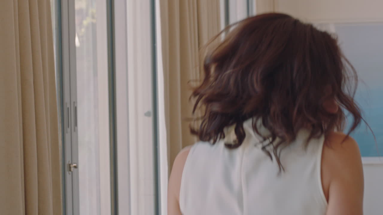 아름다운 여행 여성 호텔 방에서 춤을 추고 즐겁게 여름 휴가를 축하하고 무모한 휴가 라이프 스타일을 즐기고