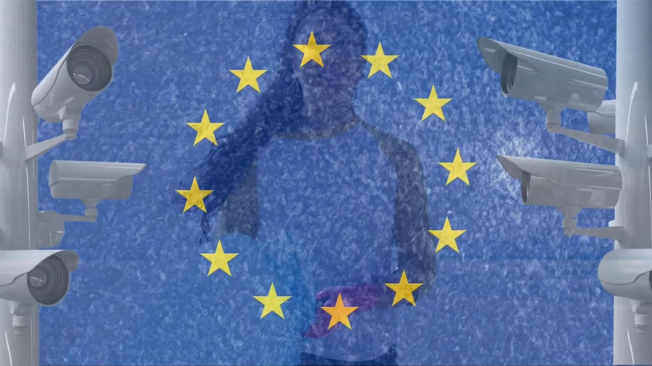 Animazione della bandiera dell'UE e di telecamere su una donna in spiaggia