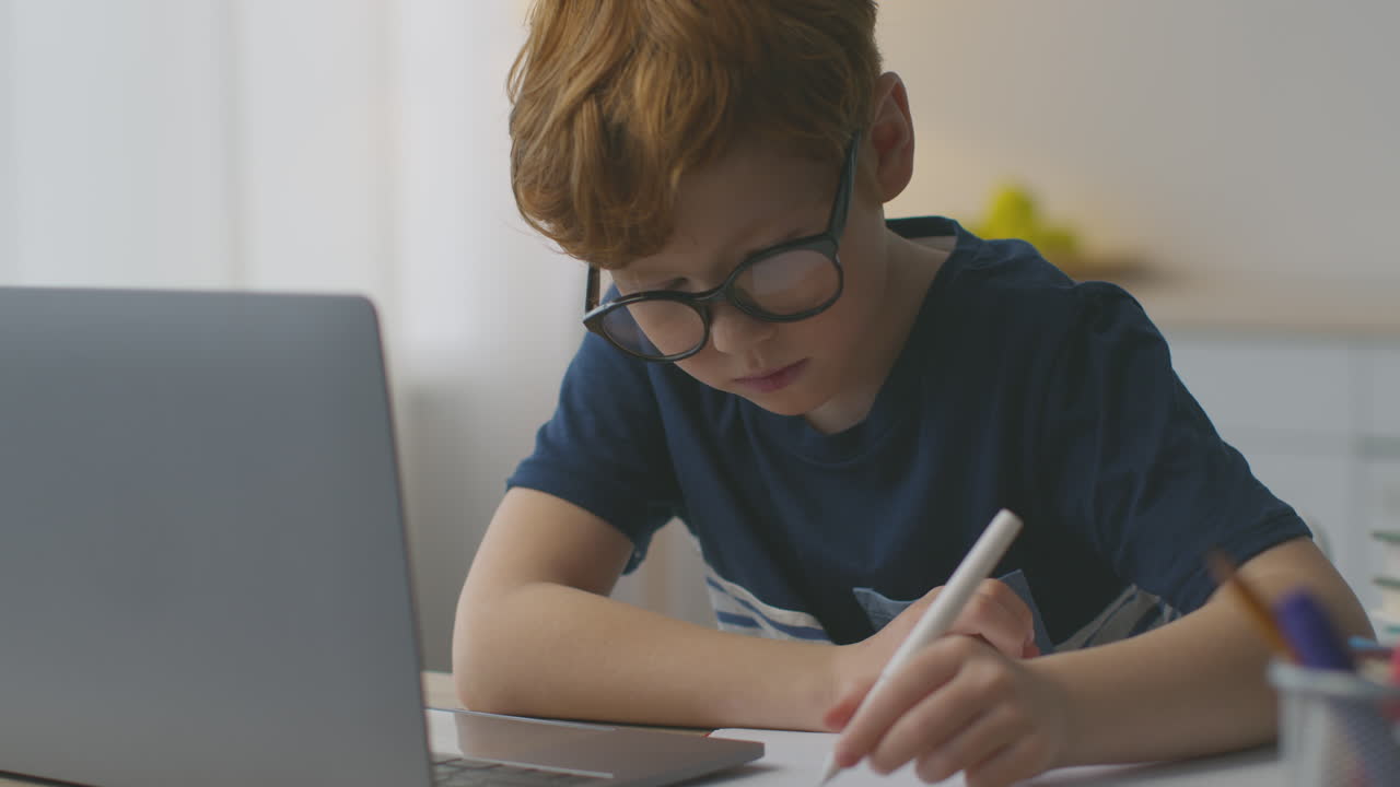 niño haciendo la tarea en casa