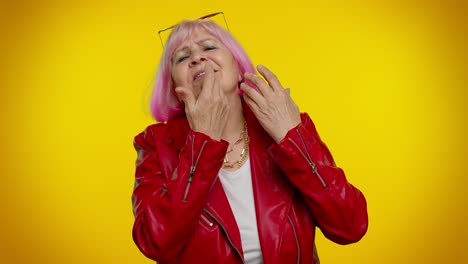 mujer mayor elegante en chaqueta de cuero roja sonriendo con confianza
