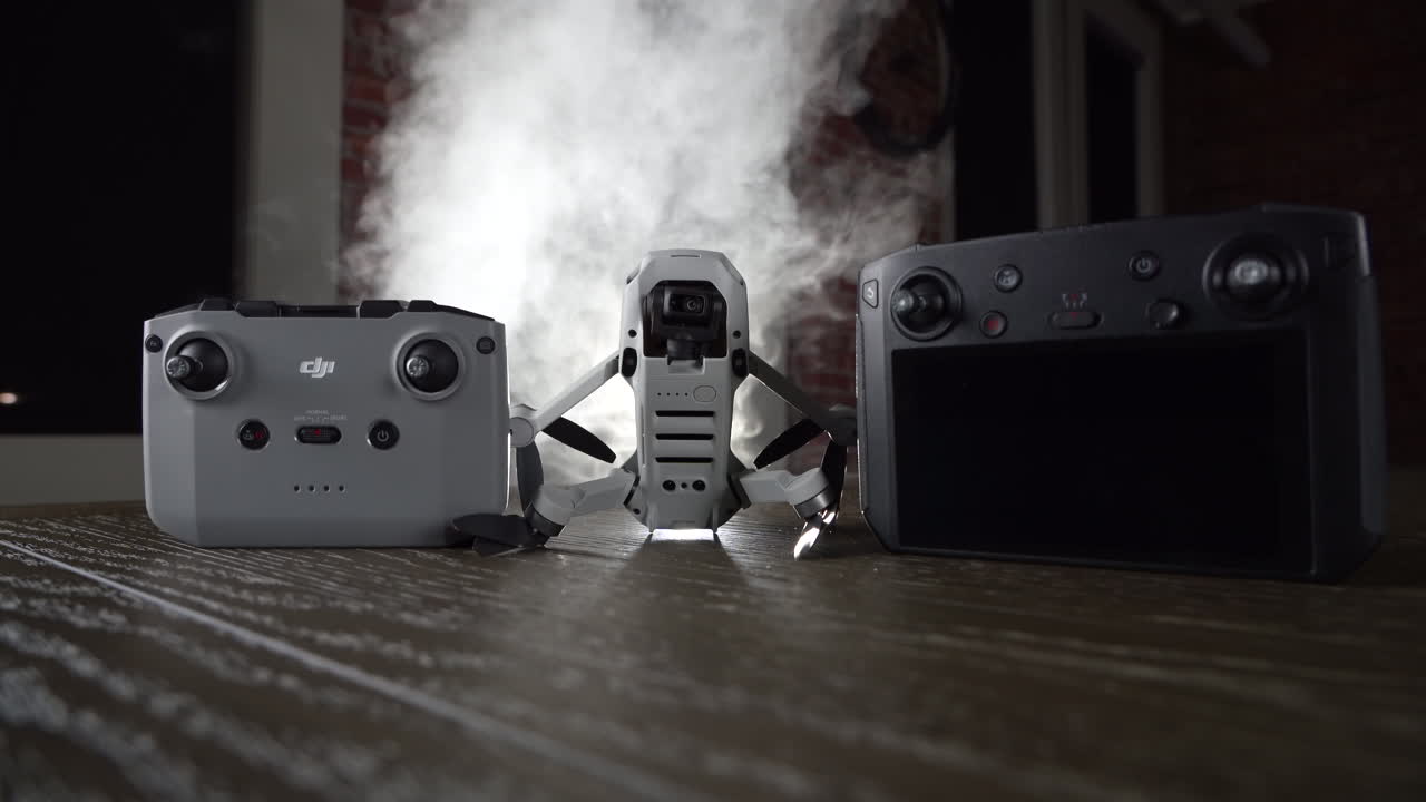 디지 미니 2 드론은 두 개의 리모컨을 들고 스스로를 제어합니다.