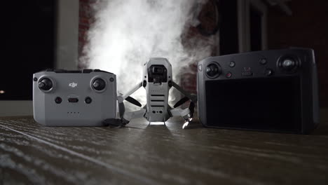 drone dji mini 2 con dos controles remotos para controlarse a sí mismo
