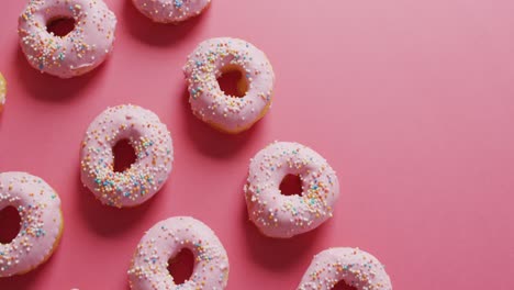 video de rosquillas con glaseado en fondo rosa