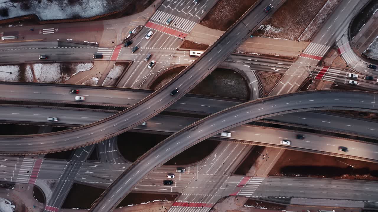 aerial flyover tráfico atasco intersección carretera en la noche de invierno, disparo de avión no tripulado de arriba hacia abajo vista intersección de carretera en la ciudad moderna. muchos coches conduciendo busy intersección autopista. autopista, carretera circular