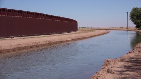 Un-Afluente-Del-Río-Colorado-Fluye-A-Lo-Largo-Del-Muro-Fronterizo-Entre-Estados-Unidos-Y-México.