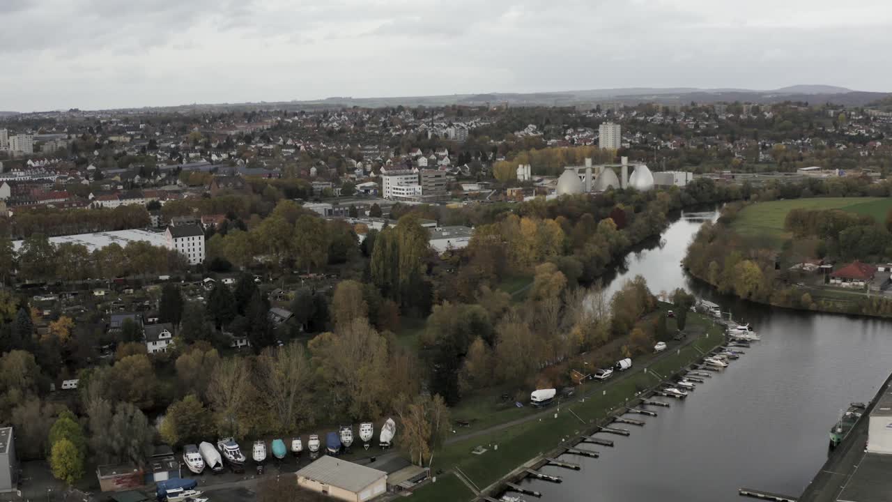 toma aérea de drones del puerto de yates en el centro de la ciudad de kassel en alemania, hessen, europa