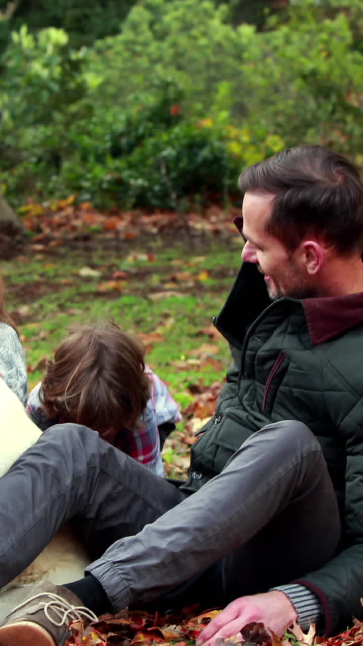 familia con su perro en el día de otoño en el parque