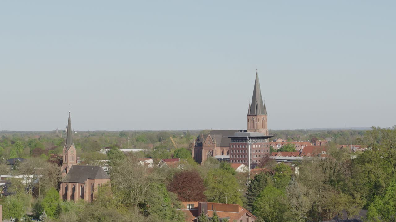 centro de la ciudad en el norte de alemania papenburg con dos iglesias en un hermoso día de primavera