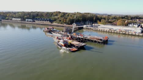 Arbeitsboote-Auf-Dem-Fluss-Medway-Kent-Vor-Anker-Am-Steg