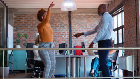 Equipo-De-Negocios-Celebrando-Una-Reunión-En-Una-Oficina-Multicultural-Con-Colegas-Bailando-Y-Divirtiéndose